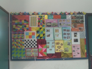 Hasil karya siswa, pengubinan, makanan tradisional dan lain-lain dipajang di wall display kelas ;)